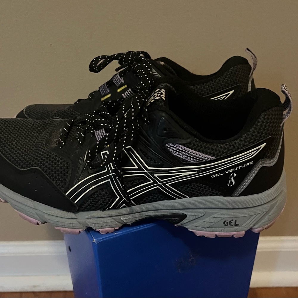 ASICS Gel-Venture trail runner, size 6.5